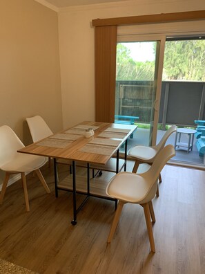 Dining - Remodeled 2bdr condo in the heart of Waimea town -15min drive from Beach (Waimea)