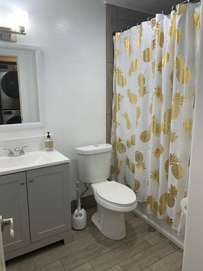 Bathtub, hair dryer, towels, soap - Remodeled 2bdr condo in the heart of Waimea town -15min drive from Beach (Waimea)