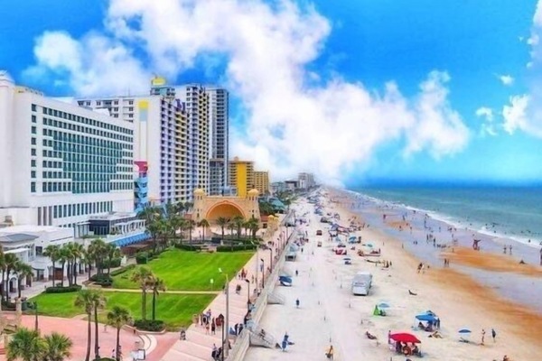 在海灘附近、躺椅、沙灘巾