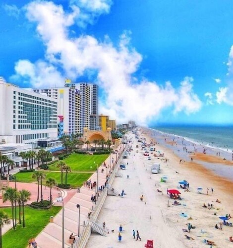 Rare Find, Inlaw suite, Oceanviews, Outside Dining, and Walk to Beach!