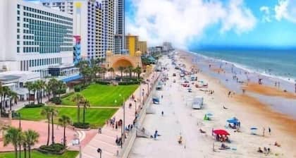 Rare Find, Inlaw suite, Oceanviews, Outside Dining, and Walk to Beach!