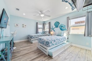 4 slaapkamers, een bureau, een strijkplank/strijkijzer, reisbedje