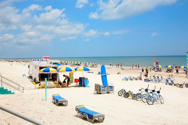 Plage à proximité, chaises longues, serviettes de plage