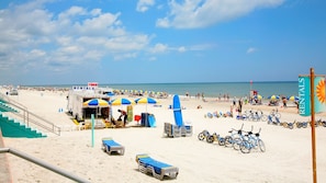 Vlak bij het strand, ligstoelen, strandlakens
