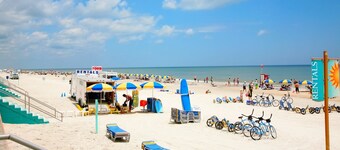Rare Find, Inlaw suite, Oceanviews, Outside Dining, and Walk to Beach!
