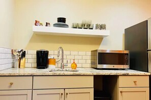 Fridge, microwave, coffee/tea maker, toaster - Bell Haus-Private Hot Tub, 1/1, 100 yds to Main St (Fredericksburg)