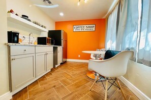 Fridge, microwave, coffee/tea maker, toaster - Bell Haus-Private Hot Tub, 1/1, 100 yds to Main St (Fredericksburg)