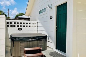 Outdoor spa tub - Bell Haus-Private Hot Tub, 1/1, 100 yds to Main St (Fredericksburg)