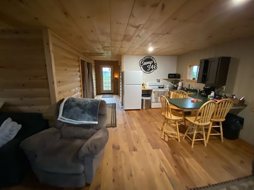 Beautiful Cabin Sleeps 4(up to 6) w/direct access to snowmobile and ATV trails!