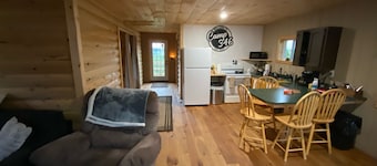 Beautiful Cabin Sleeps 4(up to 6) w/direct access to snowmobile and ATV trails!