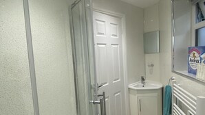 Bathroom - Thepropertyfocus - Modern City Apartment (Leeds)