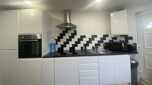 City Apartment, Ensuite, Garden View (Luxury) | Private kitchen - Thepropertyfocus - Modern City Apartment (Leeds)