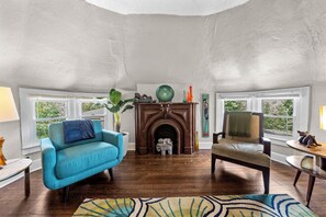 Smart TV - Cozy Midcentury 2bd - Walk to Restaurants, Westport, & Museums - Free Parking (Kansas City)