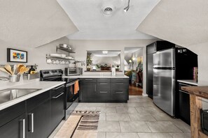 Fridge, microwave, oven, stovetop - Cozy Midcentury 2bd - Walk to Restaurants, Westport, & Museums - Free Parking (Kansas City)