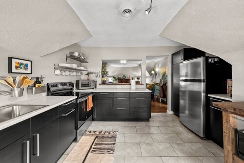 Cozy Midcentury 2bd - Walk to Restaurants, Westport, & Museums - Free Parking