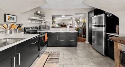 Cozy Midcentury 2bd - Walk to Restaurants, Westport, & Museums - Free Parking