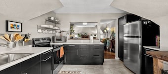 Cozy Midcentury 2bd - Walk to Restaurants, Westport, & Museums - Free Parking