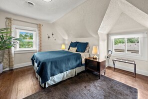 2 bedrooms, desk, iron/ironing board, free WiFi - Cozy Midcentury 2bd - Walk to Restaurants, Westport, & Museums - Free Parking (Kansas City)