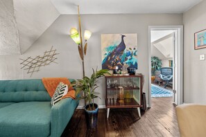 Smart TV - Cozy Midcentury 2bd - Walk to Restaurants, Westport, & Museums - Free Parking (Kansas City)