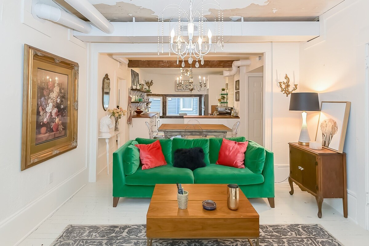 Boutique Apartment - Walk to Westport, Plaza, Restaurants & Streetcar in 10/25!