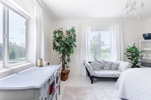 2 slaapkamers, een bureau, een strijkplank/strijkijzer, gratis wifi