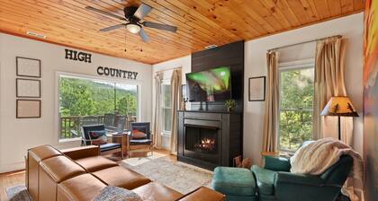 Family Friendly Cozy Mountain Cabin w/ Hot tub and Game Room