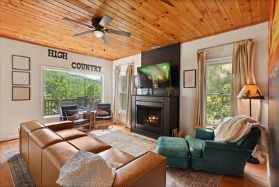 Family Friendly Cozy Mountain Cabin w/ Hot tub and Game Room