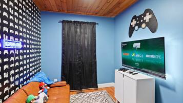 Smart TV, lareira, videogames, livros