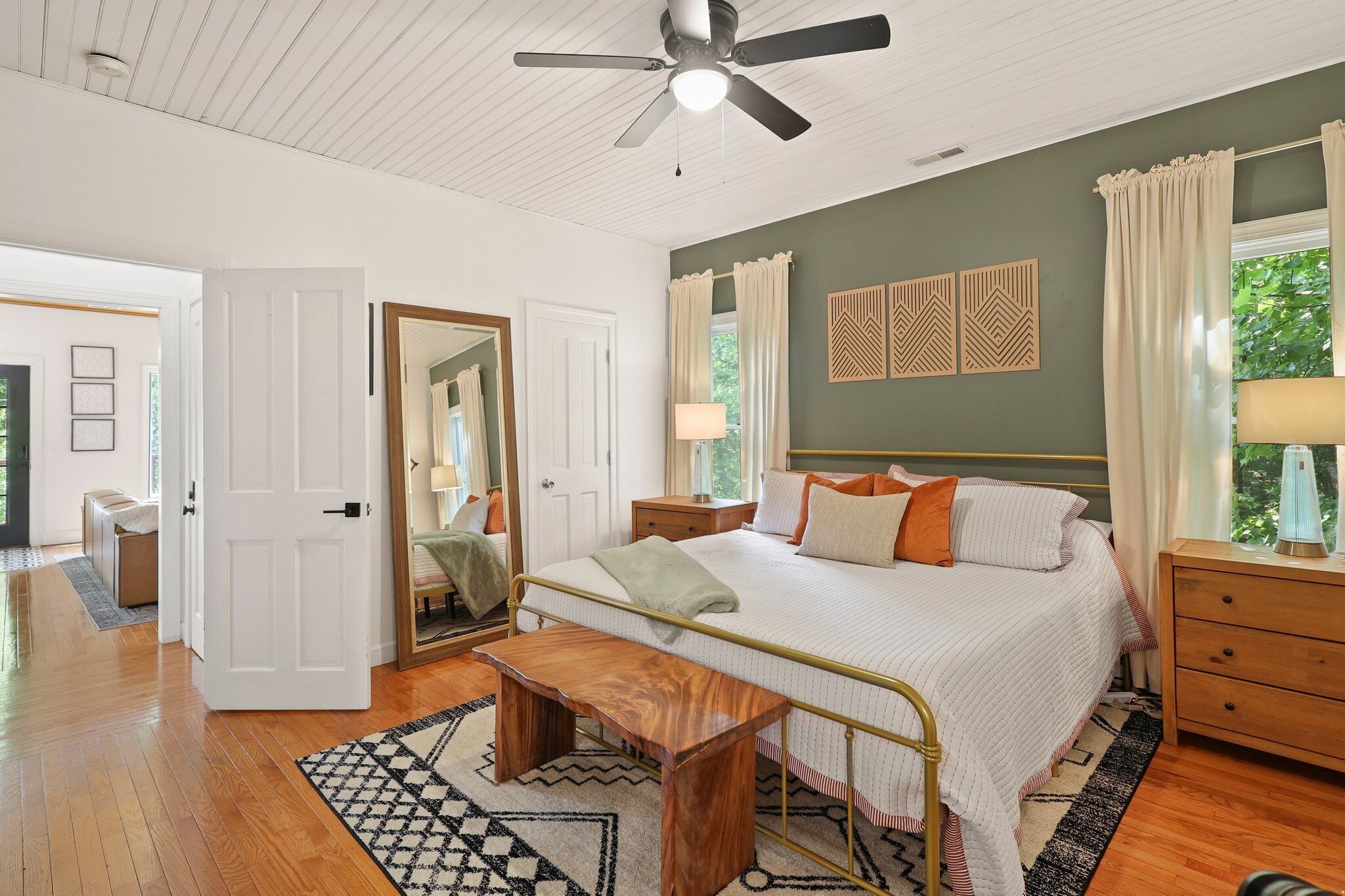 4 chambres, bureau, fer et planche à repasser, lit parapluie