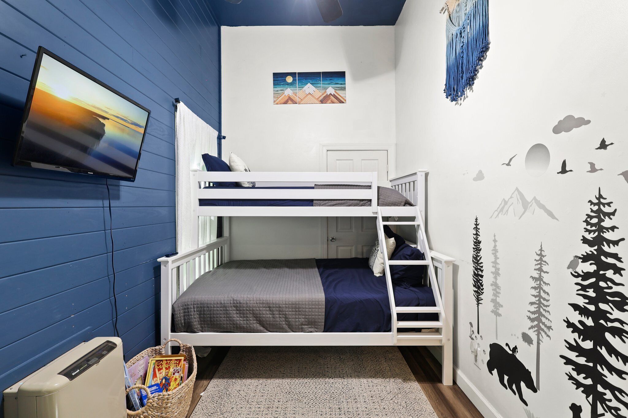 4 quartos, escrivaninha, ferros/tábuas de passar roupa, berço de viagem