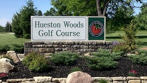 Un panneau indiquant l’emplacement du parcours de golf de Hueston Woods, avec le logo du ministère des Ressources naturelles.