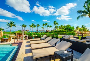 Property grounds - Stunning Beachfront Condo, Private Beach Club (Playa del Carmen)