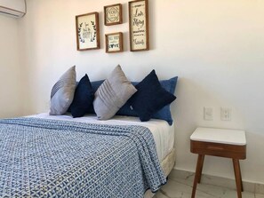 2 quartos, ferros/tábuas de passar roupa, roupa de cama