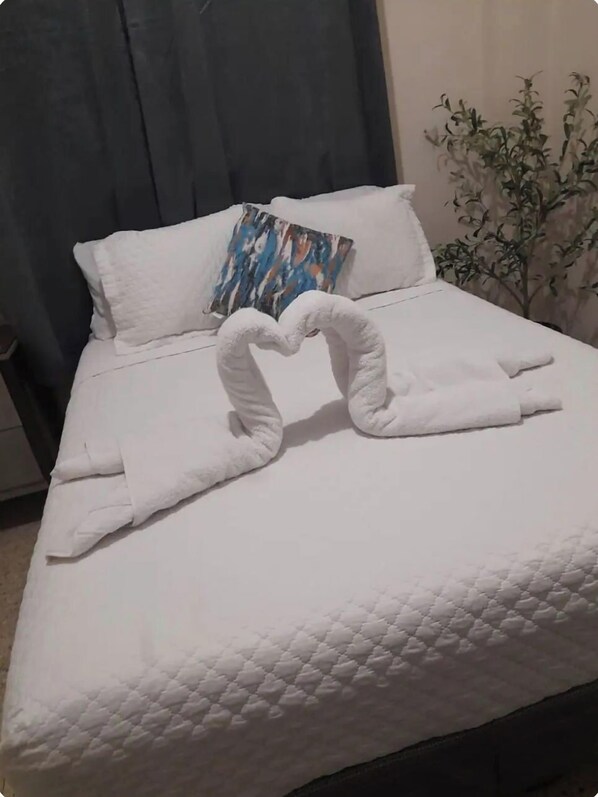 3 bedrooms, desk, iron/ironing board, free WiFi