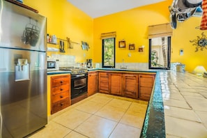 Microondas, horno, parrilla de estufa y utensilios de cocina 