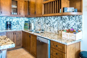 Microondas, horno, parrilla de estufa y lavavajillas 