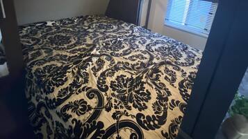 1 bedroom, bed sheets