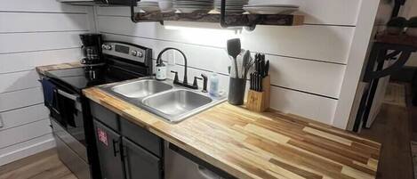 Réfrigérateur, four à micro-ondes, un four, surface de cuisson