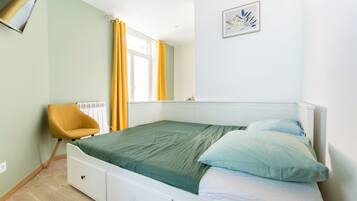 5 slaapkamers, een bureau, een strijkplank/strijkijzer, reisbedje