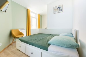 5 bedrooms, desk, iron/ironing board, travel cot