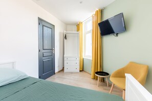 5 slaapkamers, een bureau, een strijkplank/strijkijzer, reisbedje
