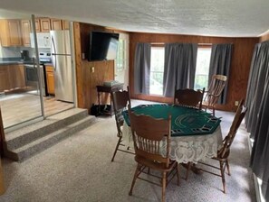 Fridge, microwave, oven, stovetop - A Bit of Country Living Close to Town (Newark)