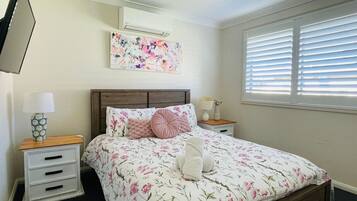 3 bedrooms, iron/ironing board, free WiFi, bed sheets