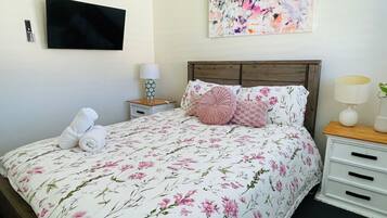 3 slaapkamers, een strijkplank/strijkijzer, gratis wifi, beddengoed