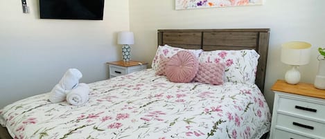 3 bedrooms, iron/ironing board, free WiFi, bed sheets