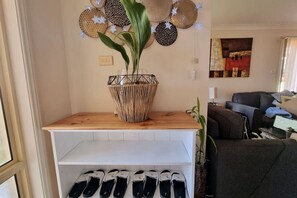 Interior - Worrigee house near golf course and walk to shops (Worrigee)