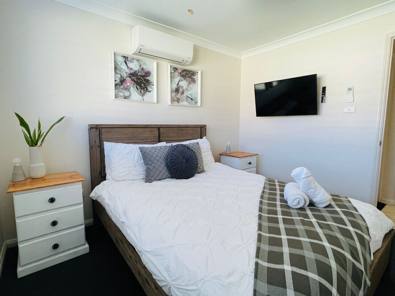 3 slaapkamers, een strijkplank/strijkijzer, gratis wifi, beddengoed