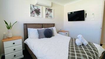 3 slaapkamers, een strijkplank/strijkijzer, gratis wifi, beddengoed