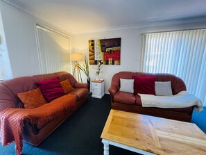 Smart TV - Worrigee 3BR/1BA Stay Heated Rooms Near Shops (Worrigee)