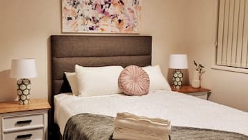 3 habitaciones, tabla de planchar con plancha, wifi y ropa de cama